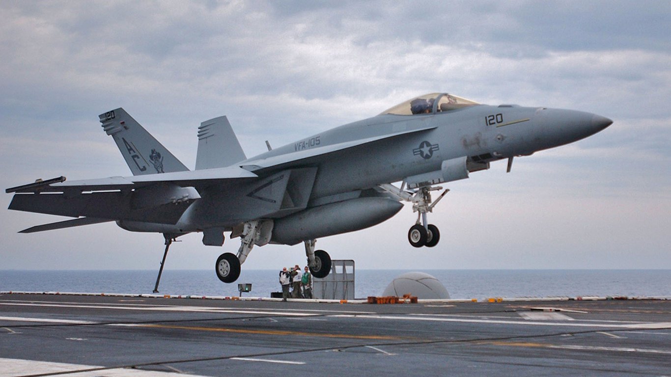 Пентагон планирует увеличить срок службы истребителей F/A-18