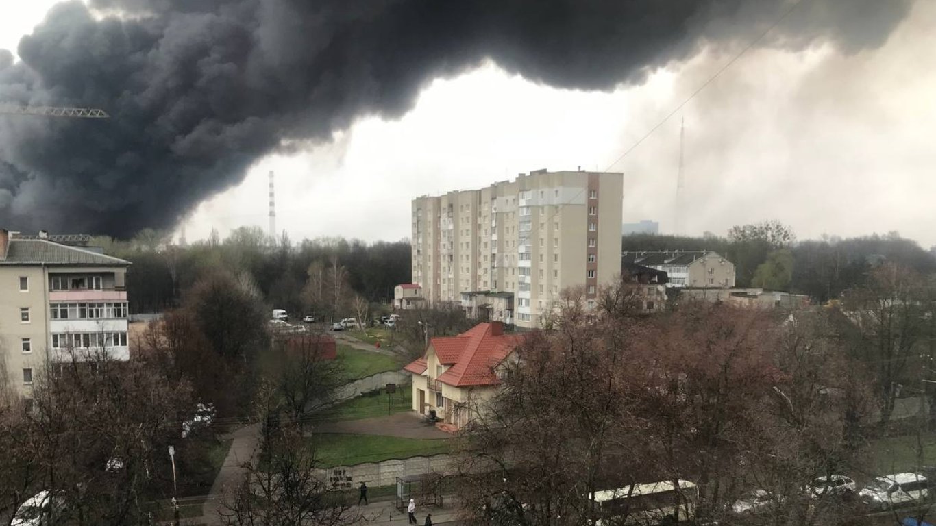 У Луцьку масштабна пожежа від прильотів: місто накрило хмарою диму