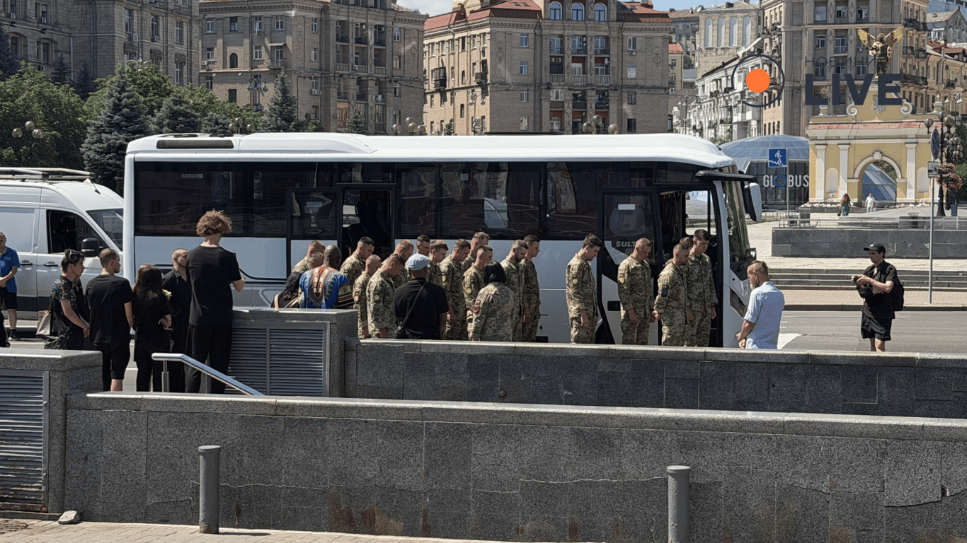 У Києві попрощалися з Денисом Опарою