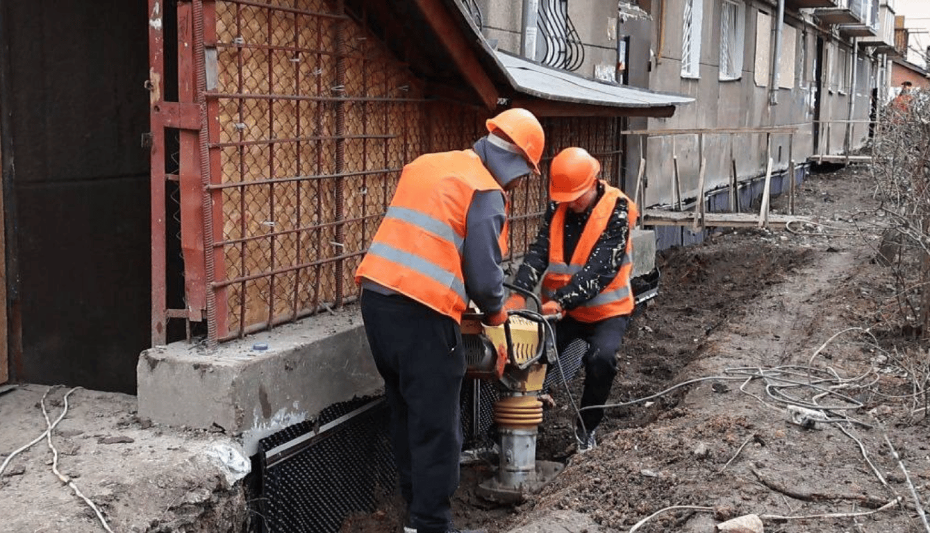 Трижды под обстрелом — в Одессе ремонтируют изуродованный РФ дом - фото 3