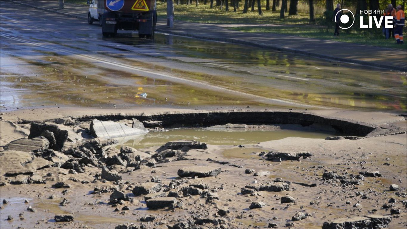 На Дорогожичах прорыв трубопровода