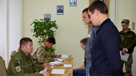 Как действовать украинцам, если работники ТЦК отбирают телефоны и личные вещи - 285x160
