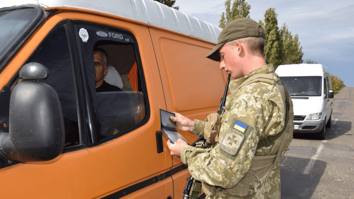 Во Львовской области таможенники поймали контрабандиста и оставили его без товара.