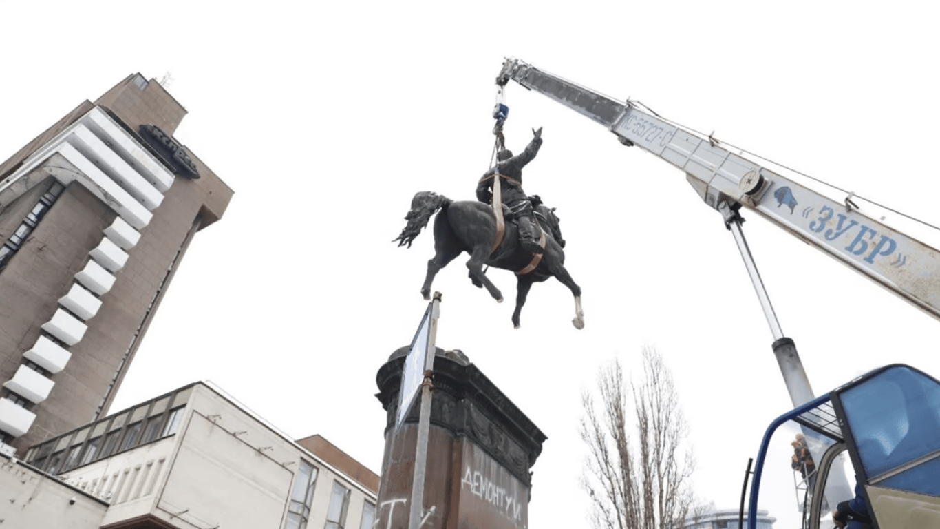 Декомунізація триває — які пам'ятники знесли у Києві і скільки ще залишилось