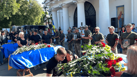 В Полтаве попрощались с шестью погибшими во время ракетного удара по учебному заведению - 290x166