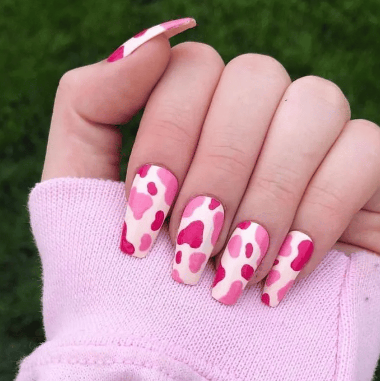 Яркий маникюр в стиле Барби