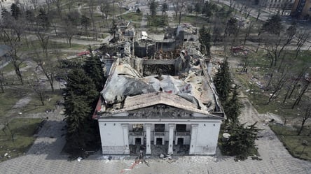 Зеленский напомнил о годовщине бомбардировки драмтеатра в Мариуполе - 285x160