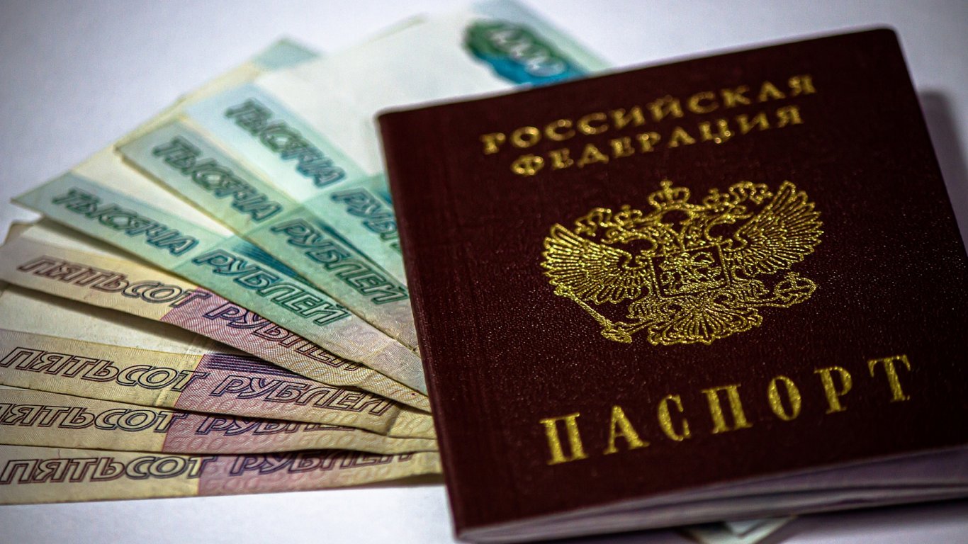 На Донбасі росія примусово паспортизує і заганяє в окупаційну армію місцевих мешканців