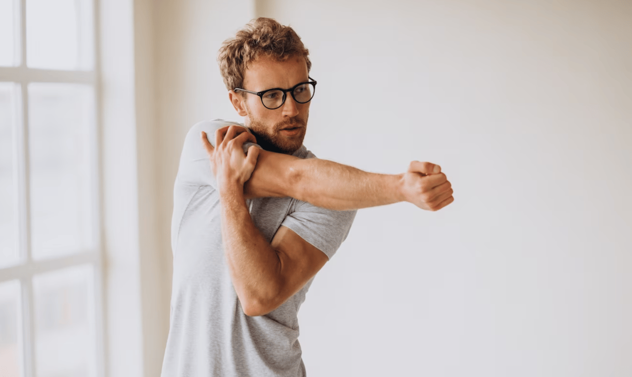 Молодой мужчина, который делает спортивные упражнения