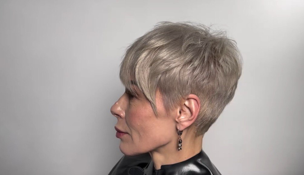 Короткие стрижки очень подходят женщинам зрелого возраста