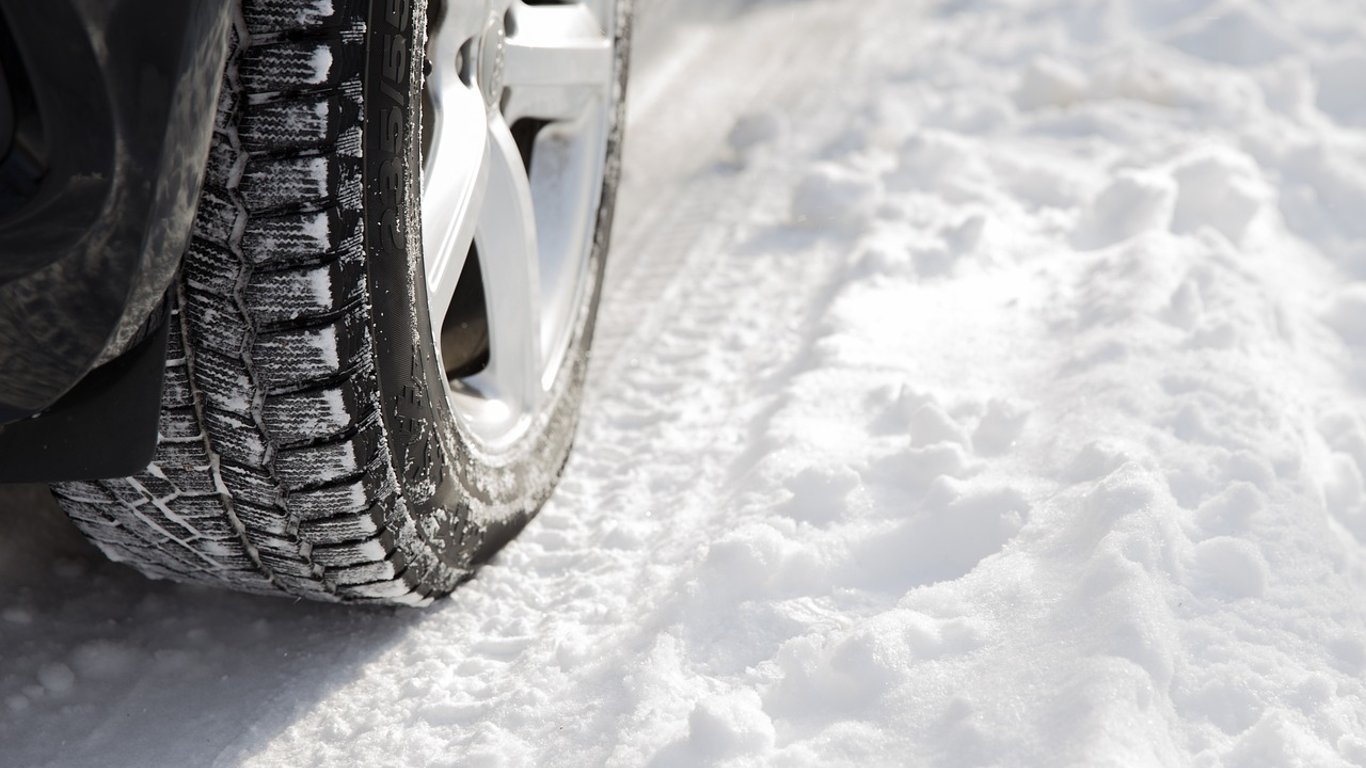 Лайфхаки для водителей: как правильно накачивать колеса авто зимой