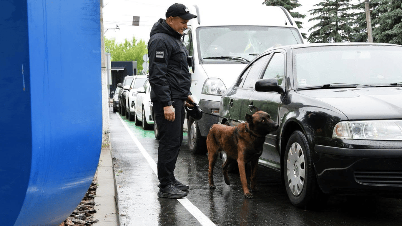 Великі черги на кордоні з Польщею 19 червня