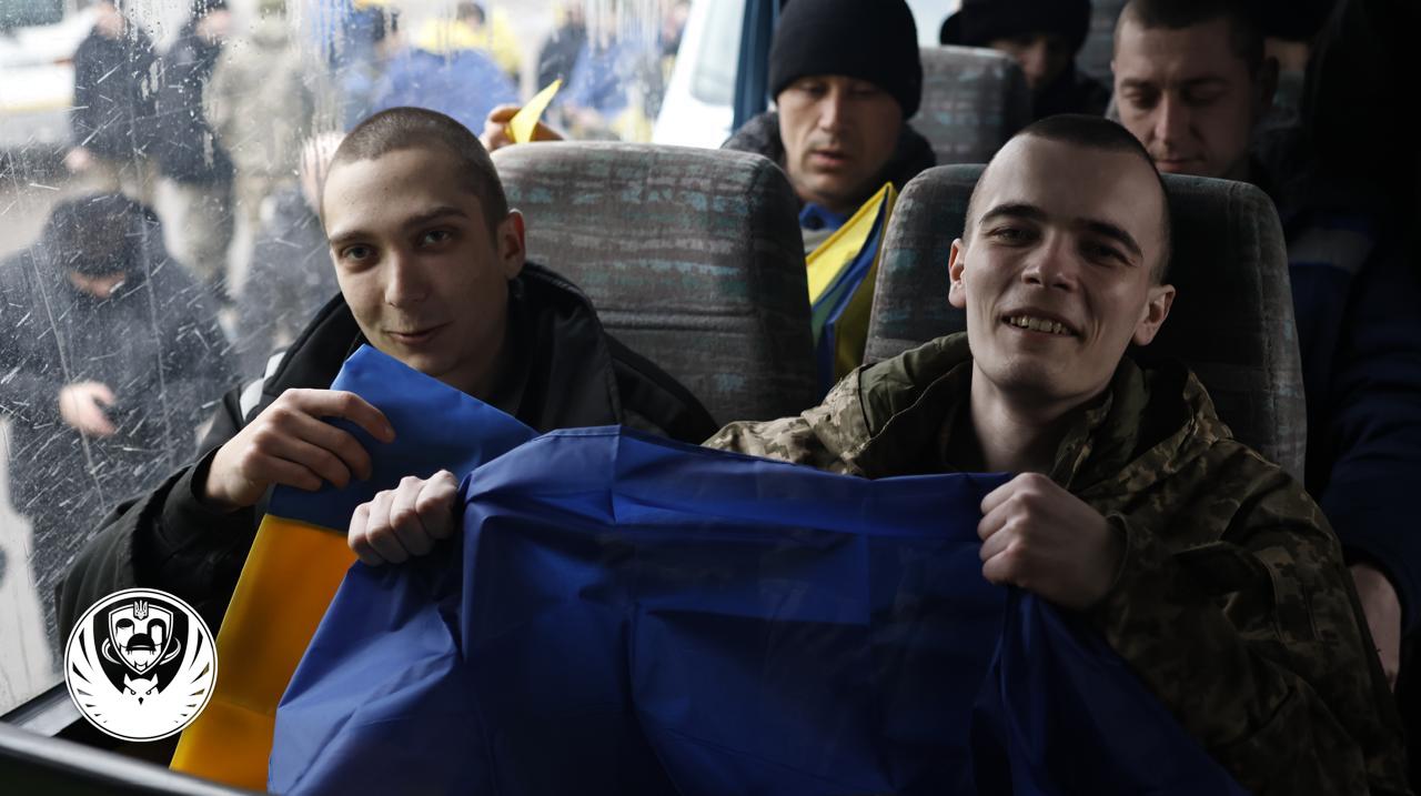 Повернення додому  українських захисників після понад 2,5 років у полоні