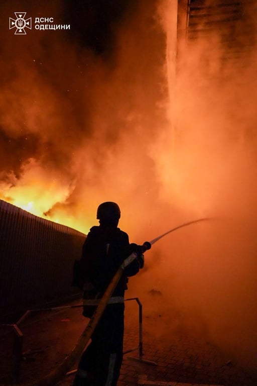 Пожежники ліквідують наслідки атаки РФ на Одесу: постраждали підлітки