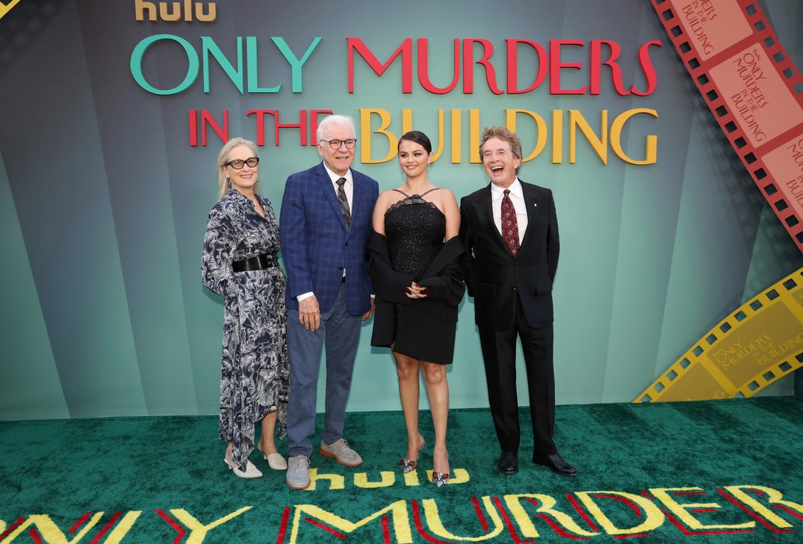 Вишукана Селена Гомес у коктейльній сукні оголила плечі на пре'мєрі детективного серіалу - фото 1