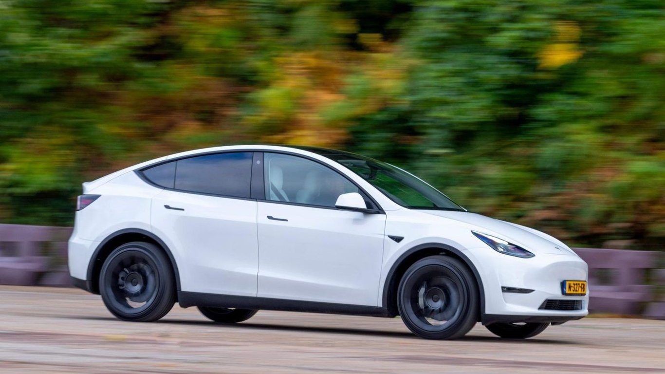 Tesla собирает с владельцев уже купленных Model Y по 1 000 долларов — за что