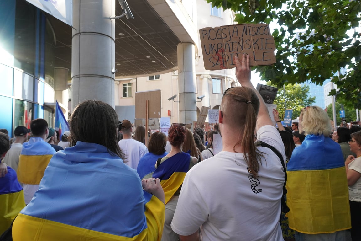 У Варшаві пройшла акція протесту проти російської агресії біля дитячої лікарні - фото 3