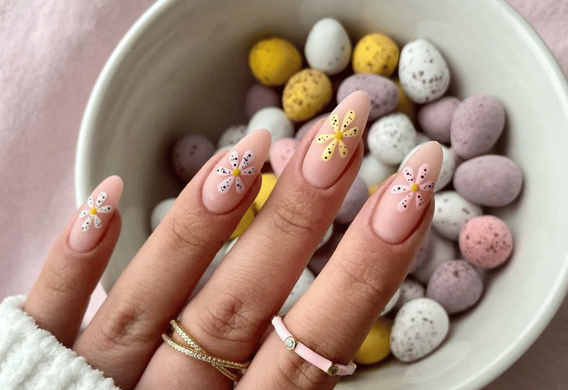 Необычный маникюр с яичными мотивами