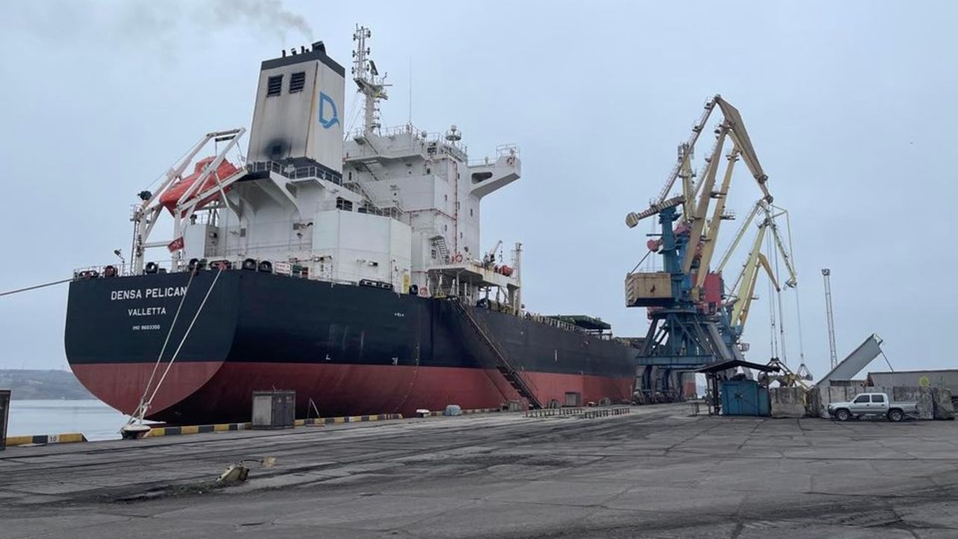 В порту Одесщины обрабатывается крупнейшее судно с начала 2023 года