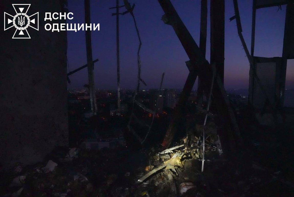 Влучання у житлові будинки — фото наслідків атаки на Одесу - фото 7