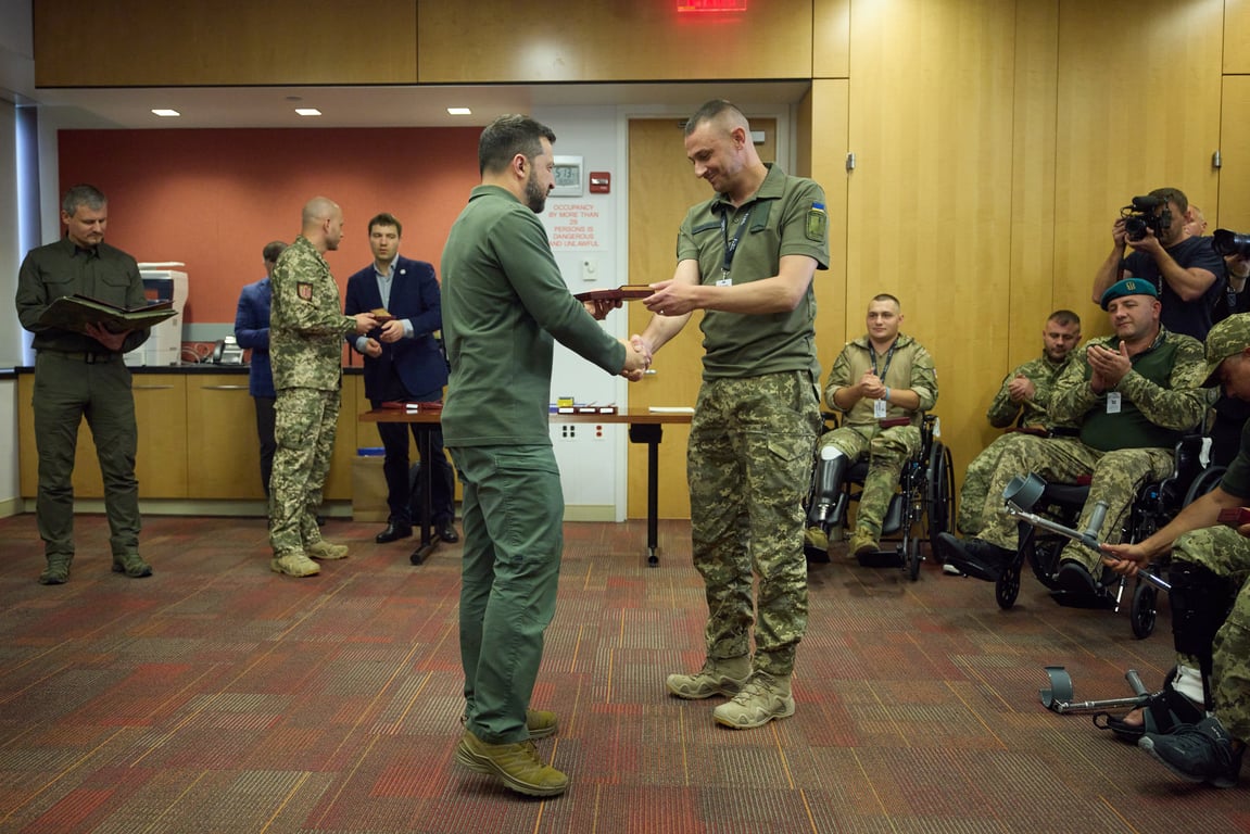 Президент України Володимир Зеленський відвідав поранених українських військових у США