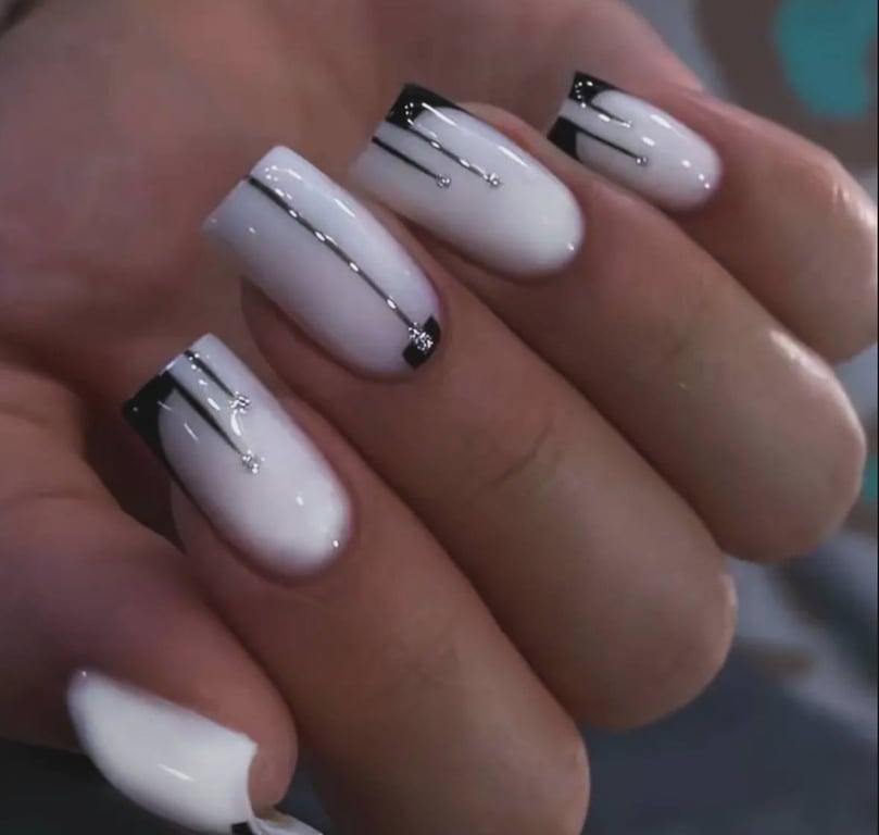 Чорний у поєднанні з білим - класичний варіант манікюру