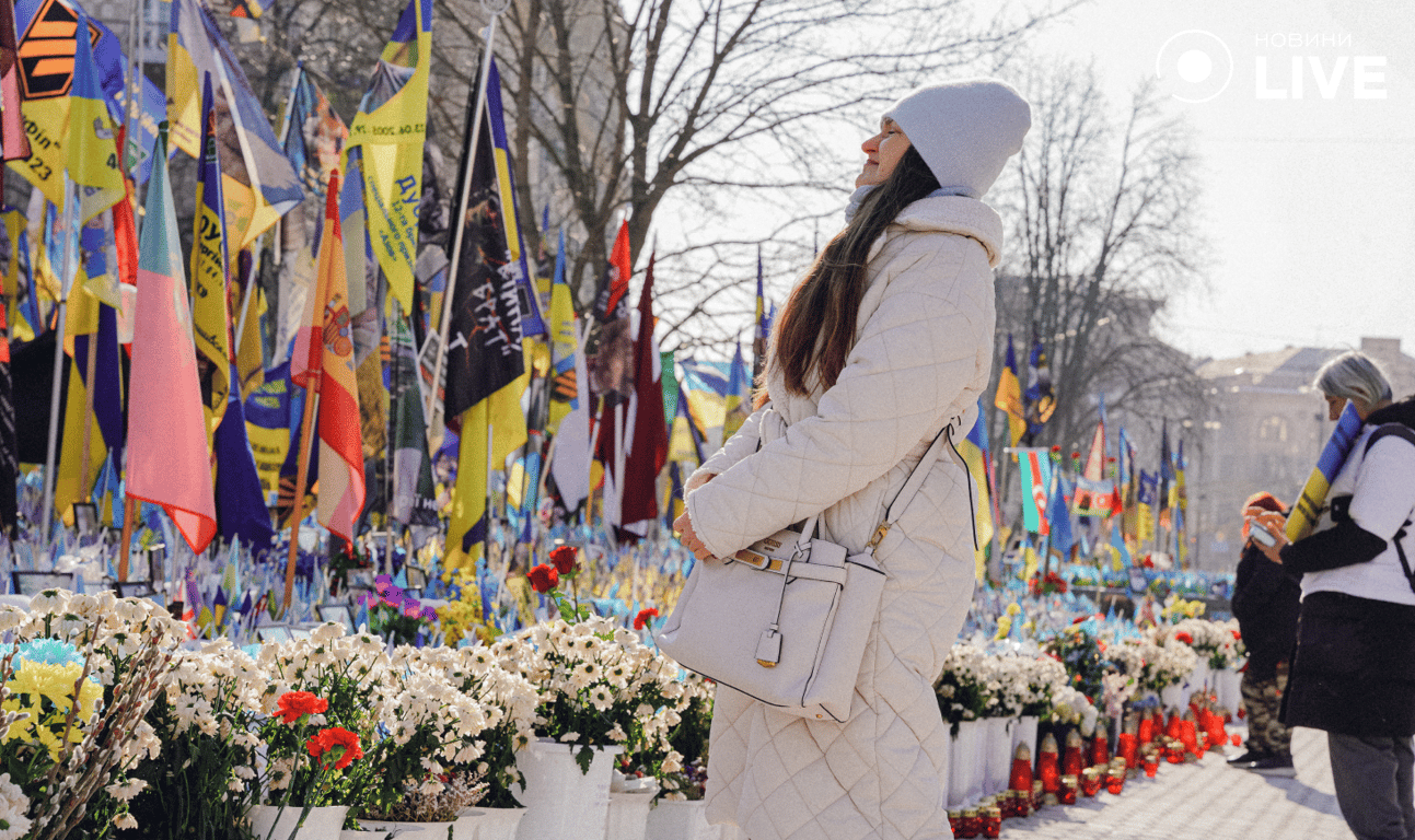 Українці на Майдані Незалежності вшановують пам'ять загиблих Героїв у третю річницю вторгнення Росії