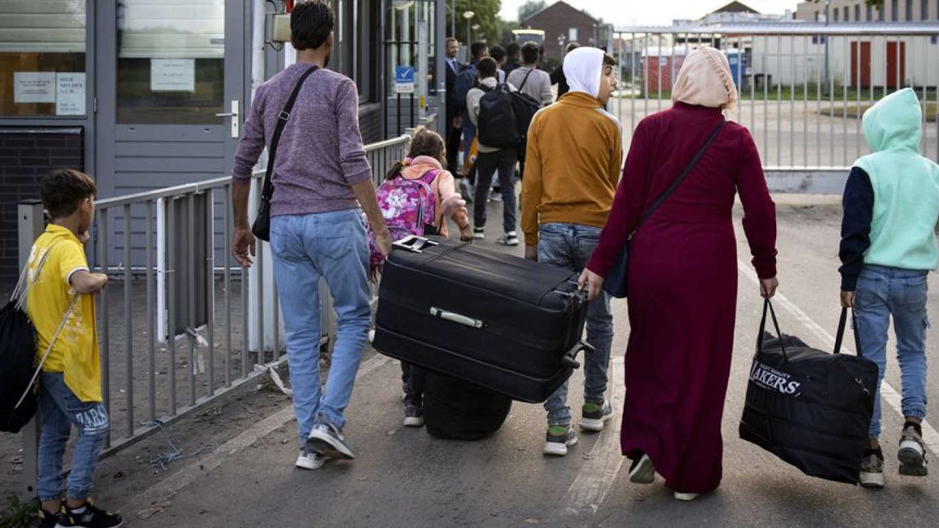 Мигранты в Нидерландах — правительство отменило часть ограничения
