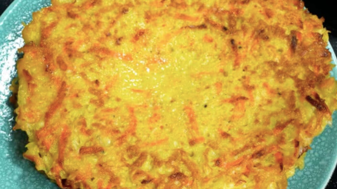 смачна страва на сніданок з картоплею та яйцями