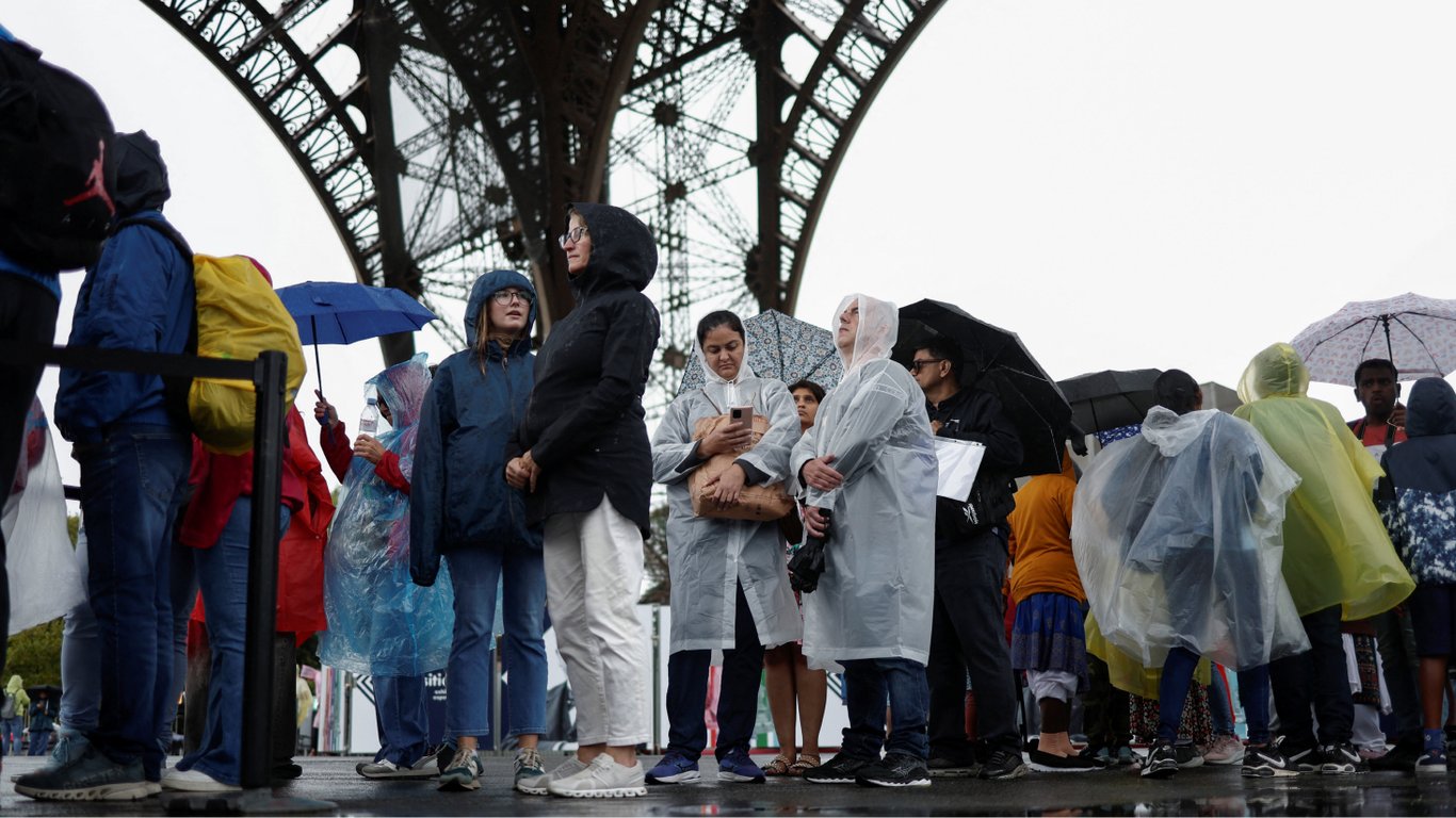 У Парижі евакуювали людей з Ейфелевої вежі через загрозу вибуху