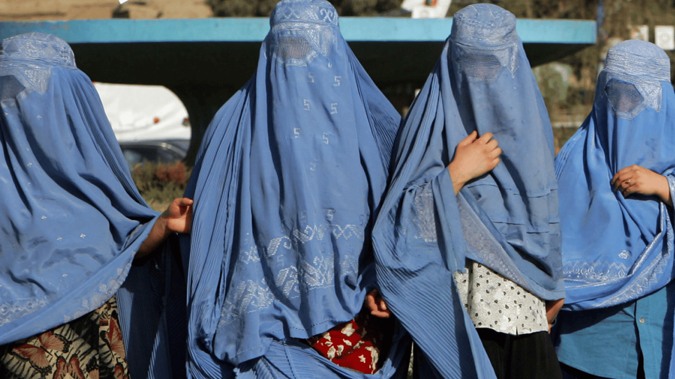 Талибан ограничивает доступ афганских женщин к работе и медицине