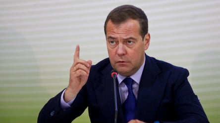 ​​​Кремлевский алкоголик Медведев отреагировал на возможное переименование россии в "московию" - 285x160