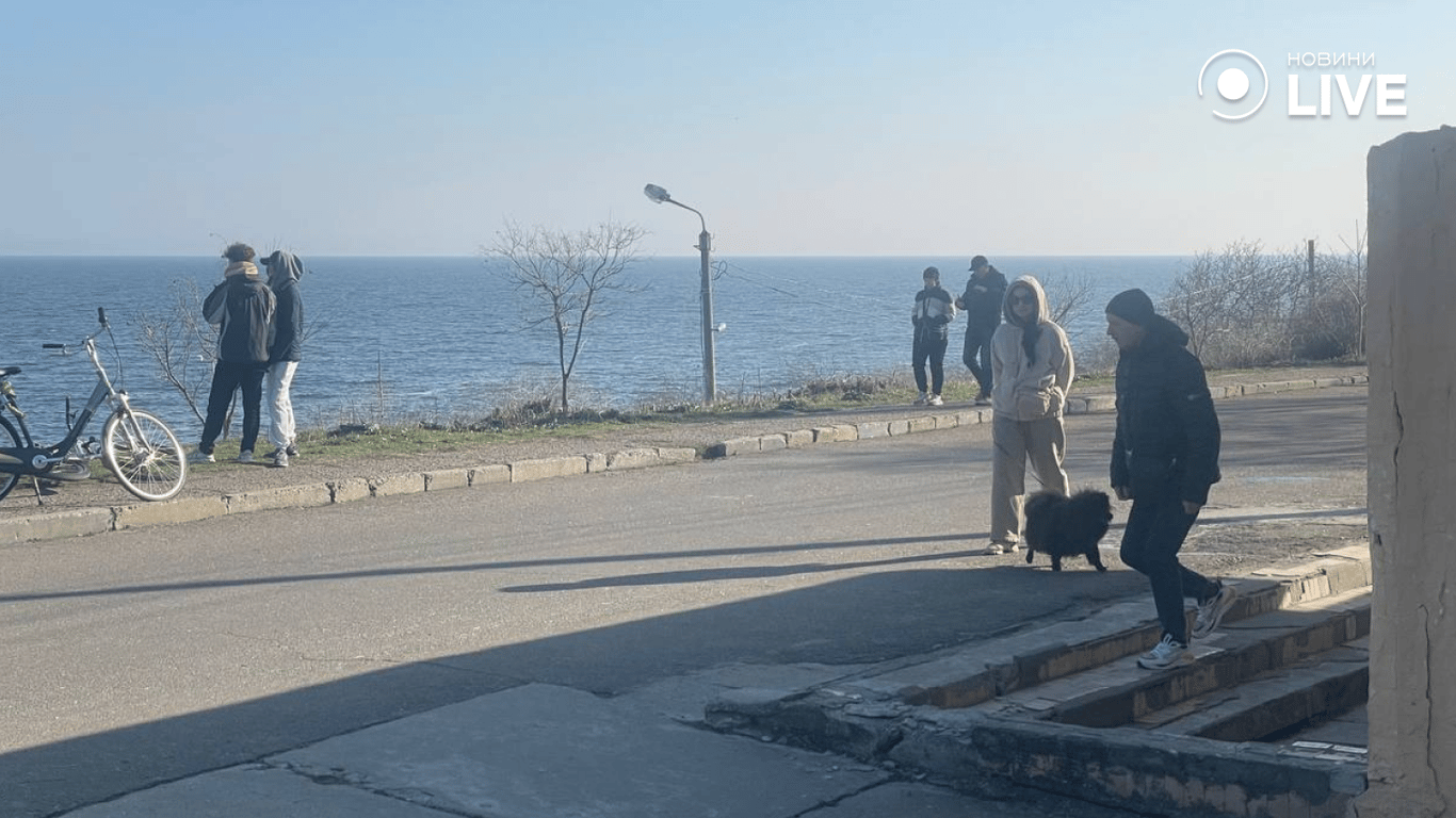 Кто отдыхает, а кто уже готовится к открытию сезона — на пляжах Одессы сегодня людно - фото 2