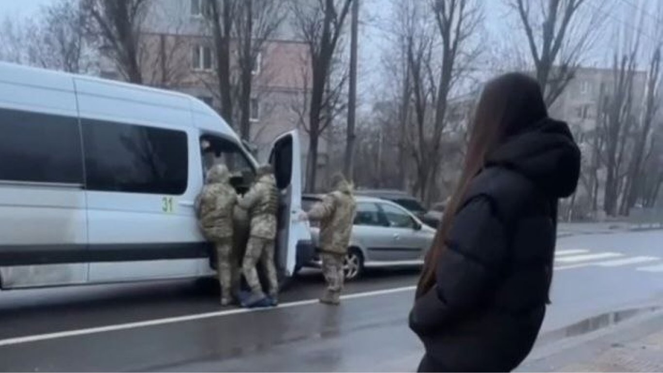 Скандал в Одессе: неизвестные в форме задержали семью с ребенком