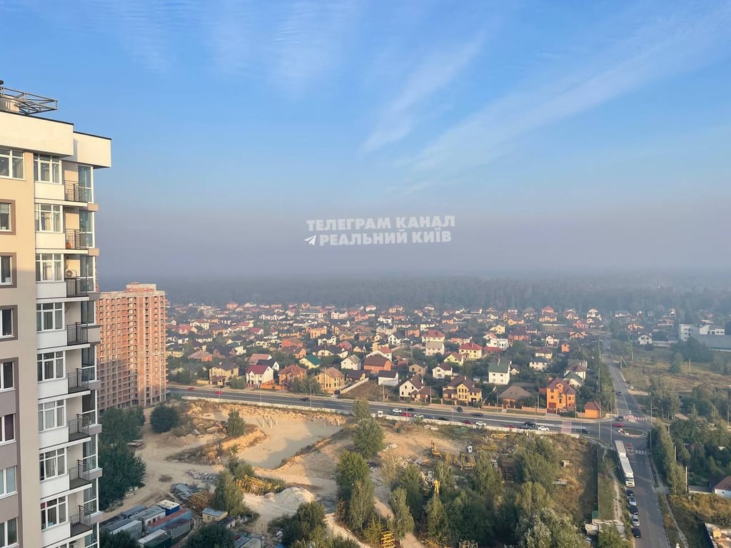 Небезпека у Києві — мешканці столиці діляться кадрами задимленого міста - фото 2