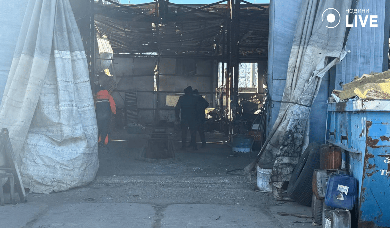 Потрощені будівлі й авто — Одещина після ранкової атаки РФ, фото - фото 1