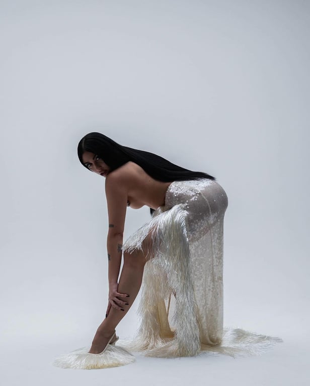 Лурдес роздягнулась у фотосесії