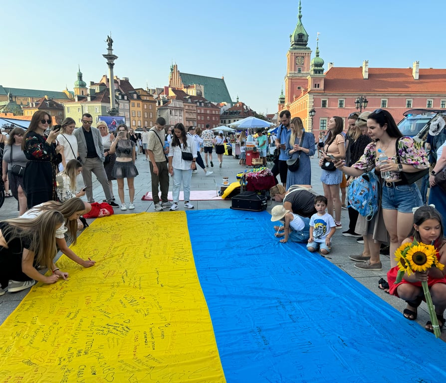 Как украинцы праздновали День Независимости в Варшаве. - фото 4