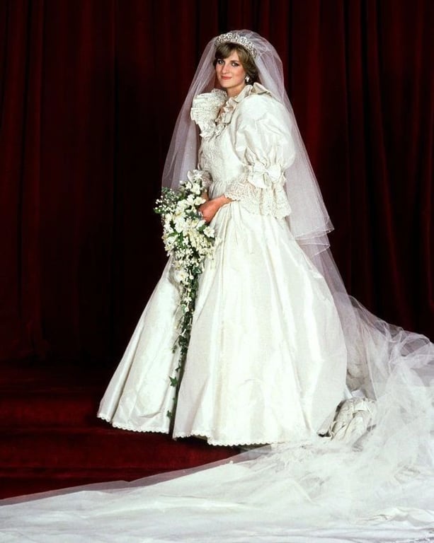 Дизайнерка весільної сукні принцеси Діани ледь не втратила свідомість під час королівського весілля - фото 3