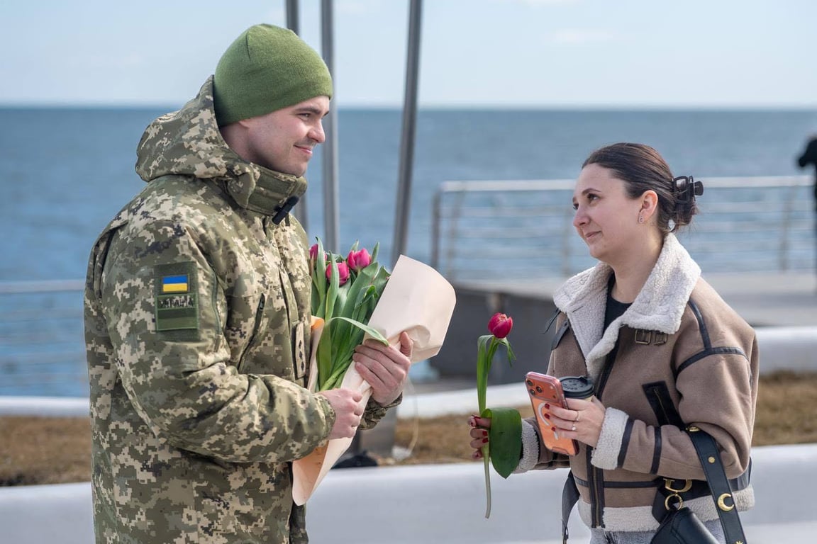 Одеситка дякує прикордонникам за квіти