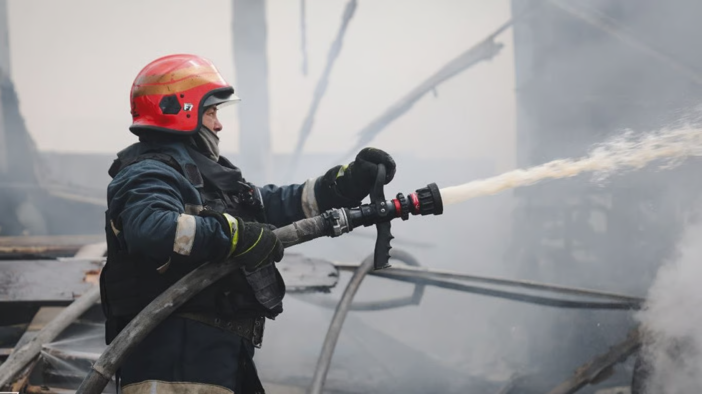 РФ завдала ударів по Київщині: загинула людина, пошкоджені будинки