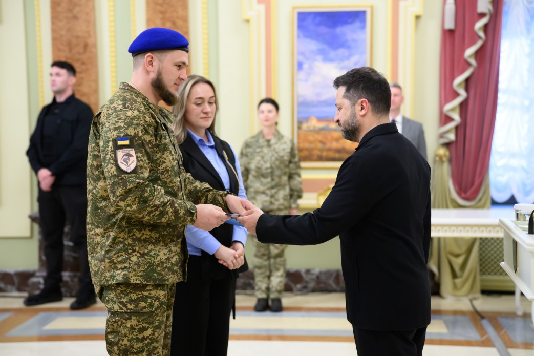 Зеленський вручив сертифікат на квартиру військовому