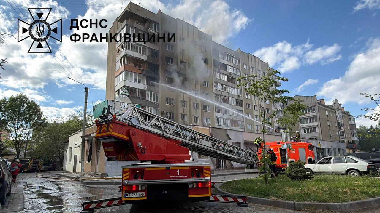 Пожежники ДСНС гасять пожежу в багатоповерховому будинку в Івано-Франківську, який постраждав через влучання російського дрона в середу, 13 травня 2026 року