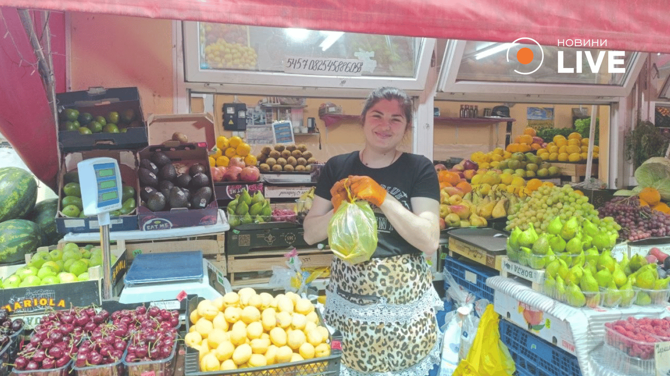 Продавчиня Катерина про овочі. Фото: Новини.LIVE