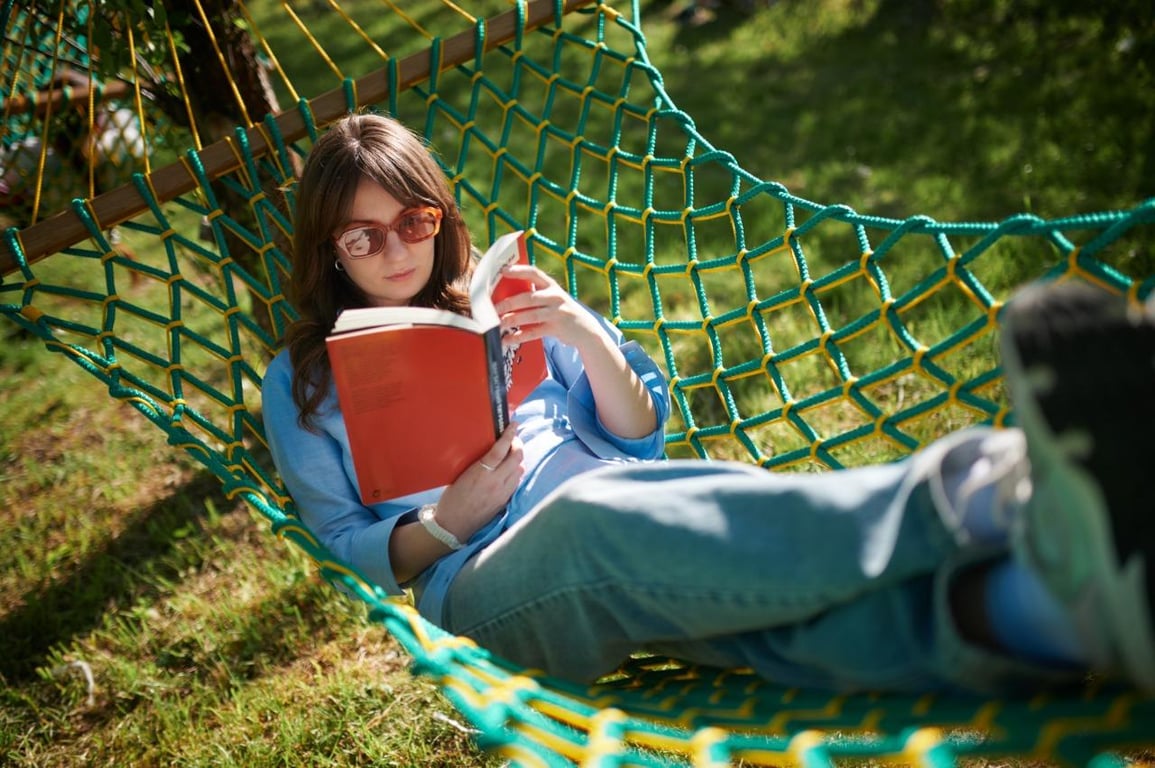 Жінка читає в Саду Гамаків. Фото: ВДНГ