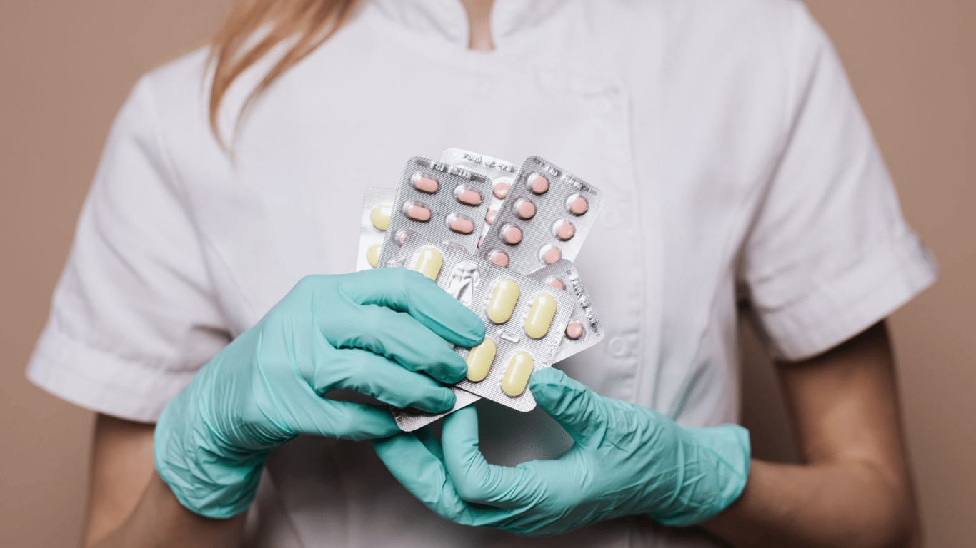 У Мелітополі гостра нестача медикаментів: препарати продають з-під поли