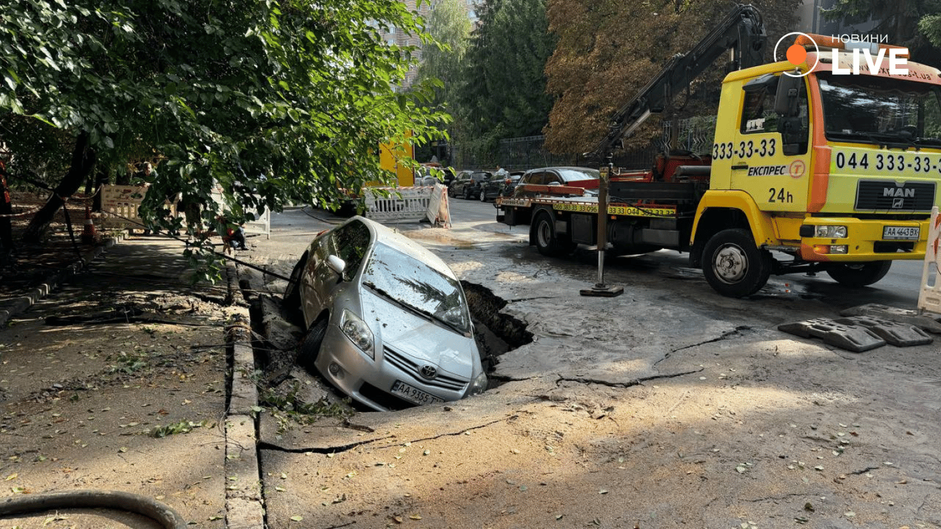 В Киеве автомобиль провалился под асфальт в Голосеевском районе