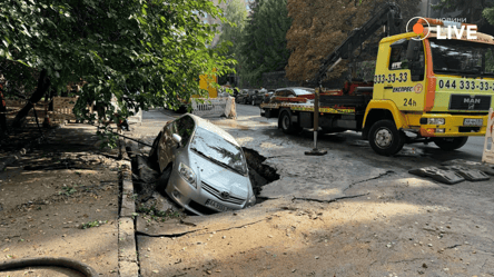 У Києві авто провалилося під землю через аварію на водогоні — фото та відео - 285x160