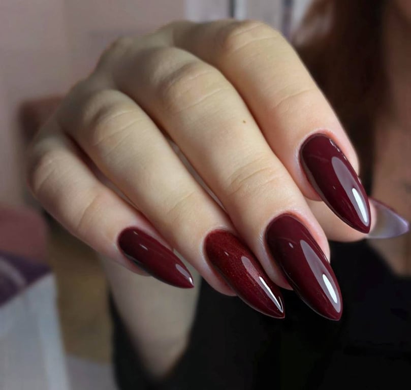 Вишневий колір на нігтях має завжди трендовий вигляд