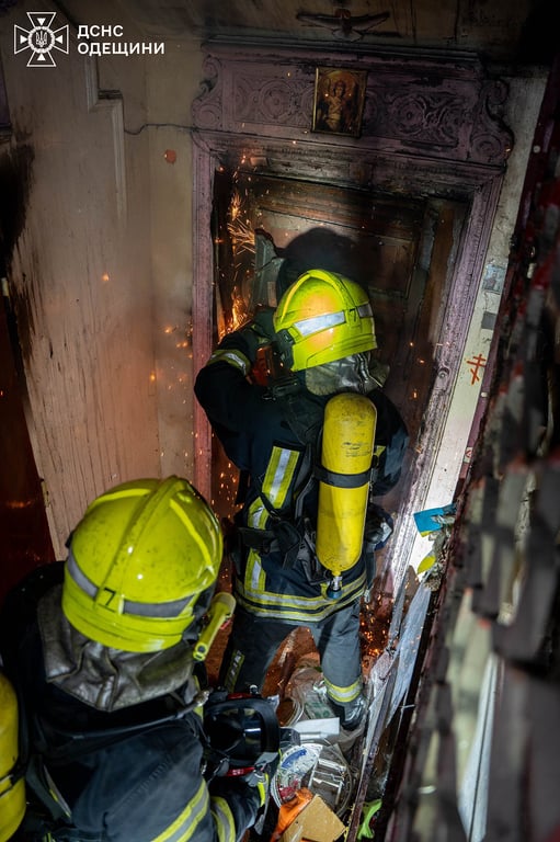 Вогонь у центрі Одеси — з’явилися фото з місця події - фото 4